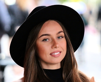 Die Dame mit dem Hut / ***