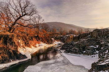 Sunrise over the river / ***