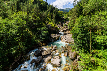 Mountain River / ***