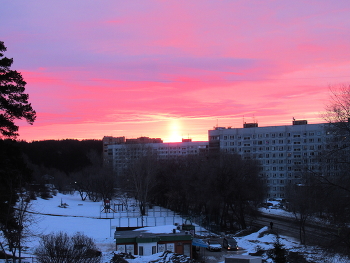 Der Morgen beginnt mit der Morgendämmerung / ***