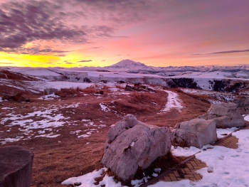 Morgendämmerung in den Bergen / ***