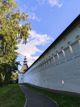 The walls of the monastery / ***