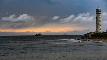 Lighthouse / ***