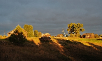 Evening quietly crept to the village ... / ***