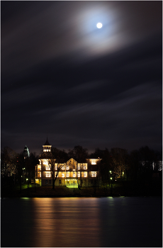 Moonlight. / ***