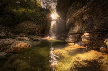 Sunlight In Canyon / ***