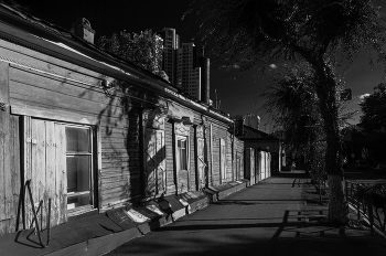 Walking through the city / ***