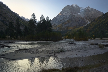 Dawn in the mountains / ***