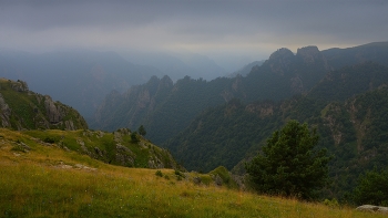 Morgendämmerung in den Bergen / ***