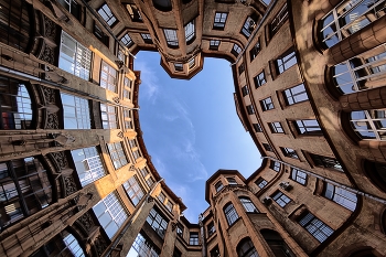 Yard-well / ***