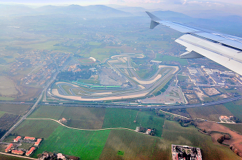 Unter der Tragfläche eines Flugzeugs / ***