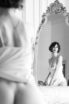 Art nude / young beautiful woman posing nude in the studio