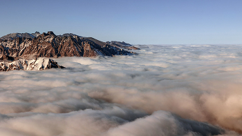 Es hinter den Wolken ... / ***