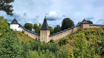 The walls of the monastery / ***