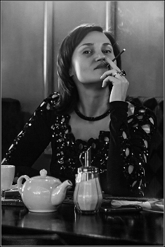 In der Cafeteria. / ***