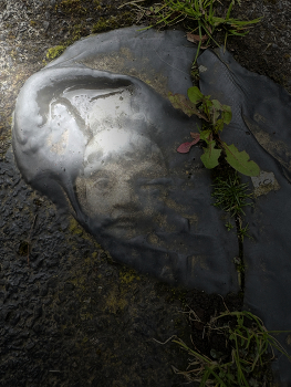 Burning head / In Stein gemeißelt