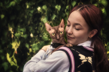 Girl with a Cat / ***