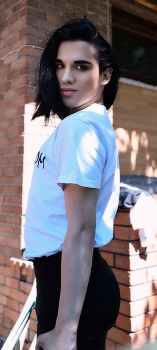  / ***