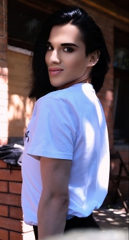  / ***