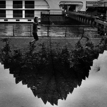 Running / ***