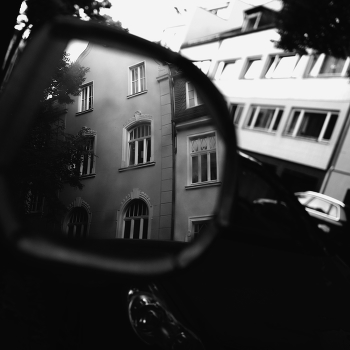 In the mirror / ***