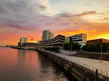 Sonnenuntergang auf der Elbe / https://www.youtube.com/watch?v=jDgbeFmcUiA

https://www.youtube.com/watch?v=YIZZSauDE3w&amp;t=23s

https://www.youtube.com/watch?v=W13kZk-aLI8&amp;t=43s

https://www.youtube.com/watch?v=EVMHpH6SJxA&amp;t=6s
