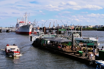 Hafen Hamburg / https://www.youtube.com/watch?v=dZ1W9amrFdg&amp;t=21s
https://www.youtube.com/watch?v=9bd8flIZTkY&amp;t=40s
https://www.youtube.com/watch?v=IeA0lrhix-o&amp;t=10s
https://www.youtube.com/watch?v=dBS30b-jsqE&amp;t=39s
https://www.youtube.com/watch?v=rC5fOQuG-qg&amp;t=8s