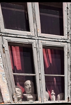  / ***