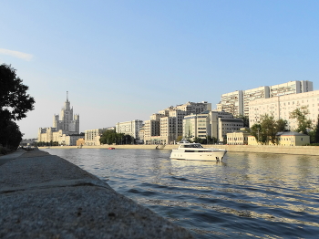 On the Moscow River / ***