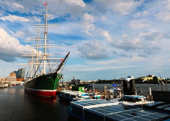RICKMER RICKMERS in Hafen Hamburg / https://www.youtube.com/watch?v=C3Bk9NPtq5U&t=25s
https://www.youtube.com/watch?v=01jGXIrA3YU&t=138s
https://www.youtube.com/watch?v=TnFSpujP4SE&t=111s
https://www.youtube.com/watch?v=9bd8flIZTkY&t=51s
https://www.youtube.com/watch?v=JT5YfxP005o&t=38s
https://www.youtube.com/watch?v=VU8V0Jvqpy0&t=41s
https://www.youtube.com/watch?v=MqayIdm5-zg