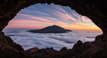 Above the clouds / ***