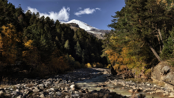 River. / ***