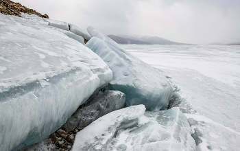 Ice melts / ***
