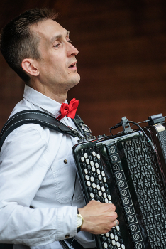 Und die Musik klingt ... / ***