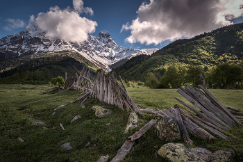 Old Fence In Mazeri / ***