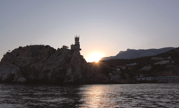 "Swallow nest" Palace on sunset / ***