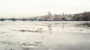 Ice drift on Neva / ***