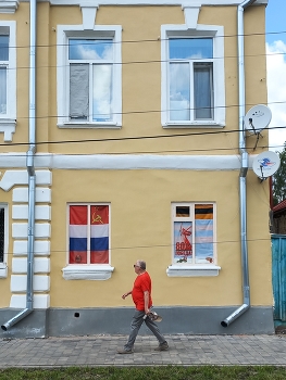  / ***