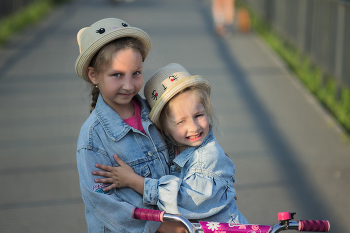 Sisters / ***