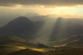 Sunset in the mountains / ***