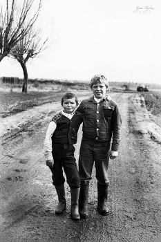 Two Friends / ***