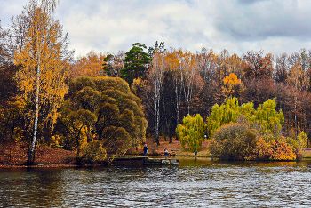 In autumn park / ***
