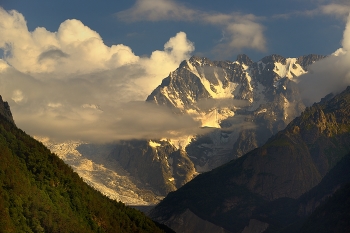 Sunset in the mountains / ***