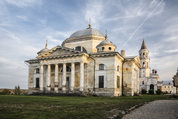 The walls of the monastery / ***