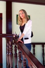 girl on the stairs / ***