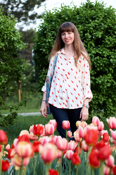 The girl in the garden / ***