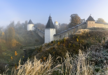 The walls of the monastery / ***
