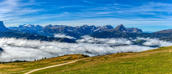   / Berggipfel in Südtirol , Nebel in den Tälern