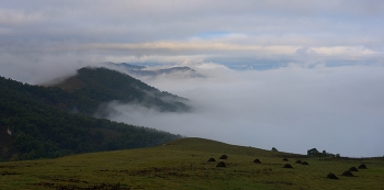 Morgendämmerung in den Bergen / ***