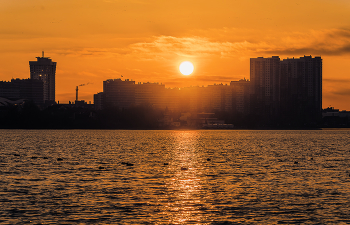 Sonnenuntergang über der Stadt / ***